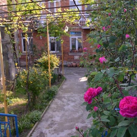 Friends House Hotel Kutaisi Luaran gambar