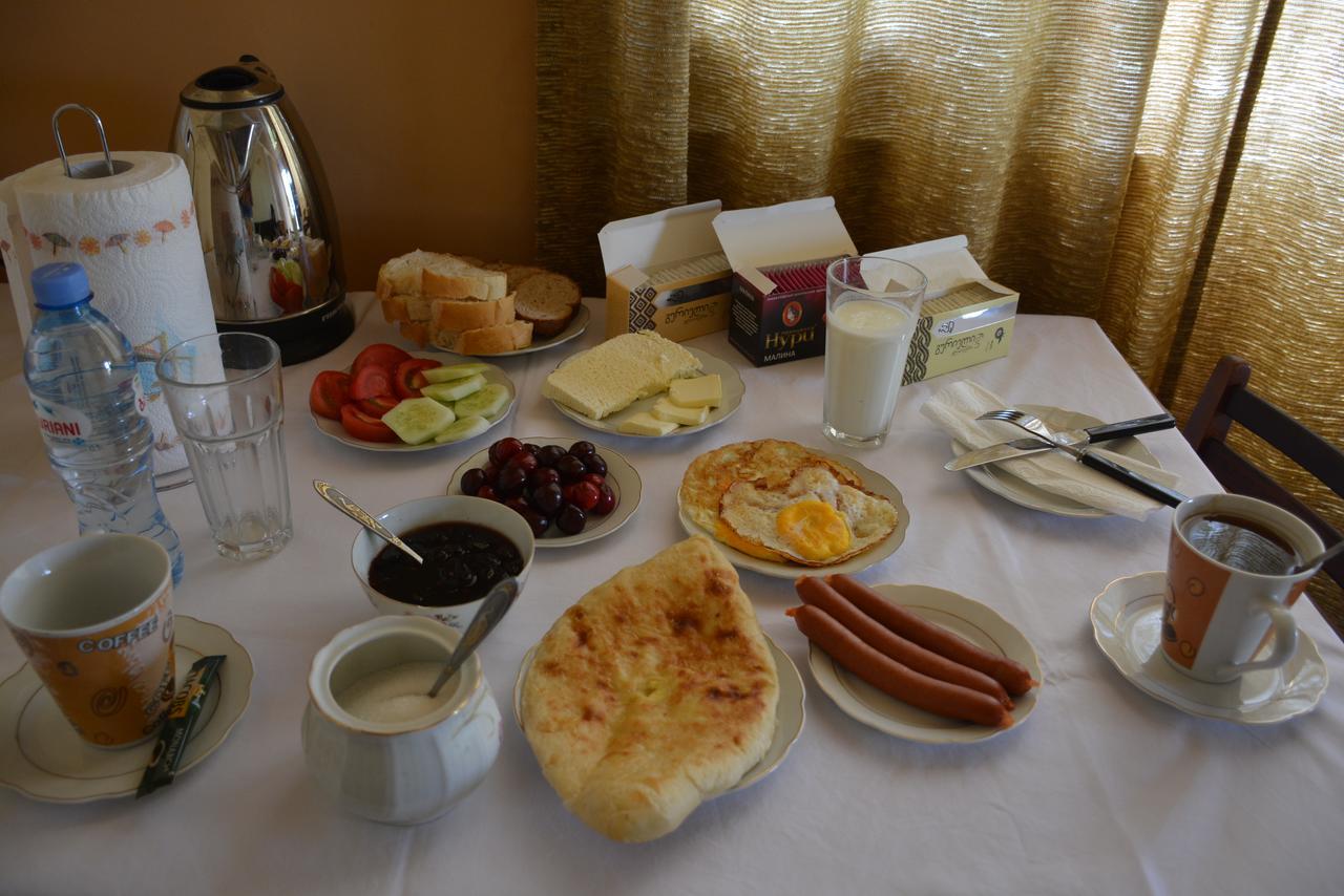 Friends House Hotel Kutaisi Luaran gambar