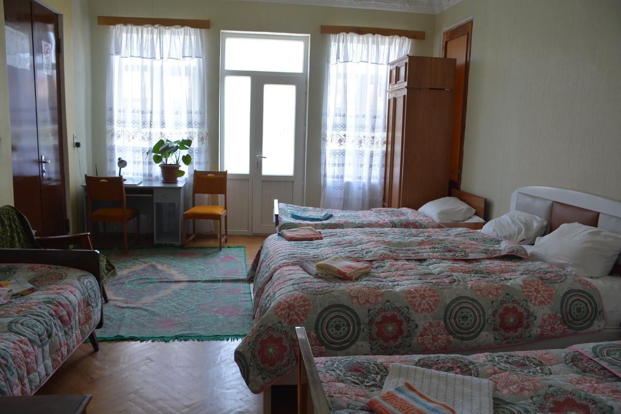 Friends House Hotel Kutaisi Luaran gambar