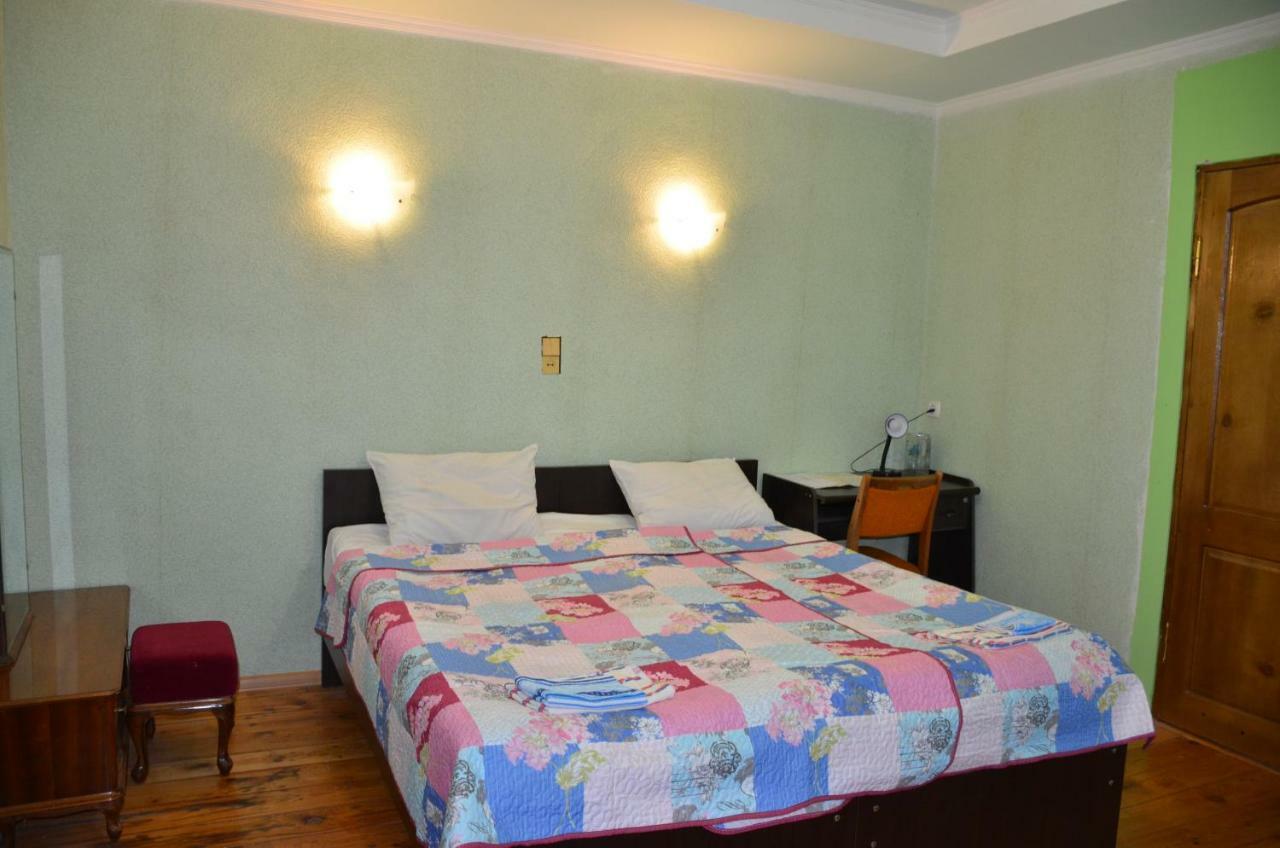 Friends House Hotel Kutaisi Luaran gambar