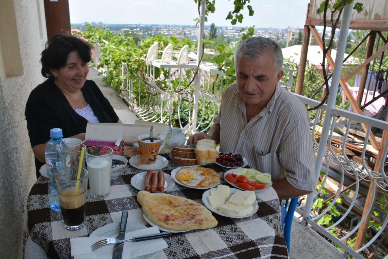 Friends House Hotel Kutaisi Luaran gambar